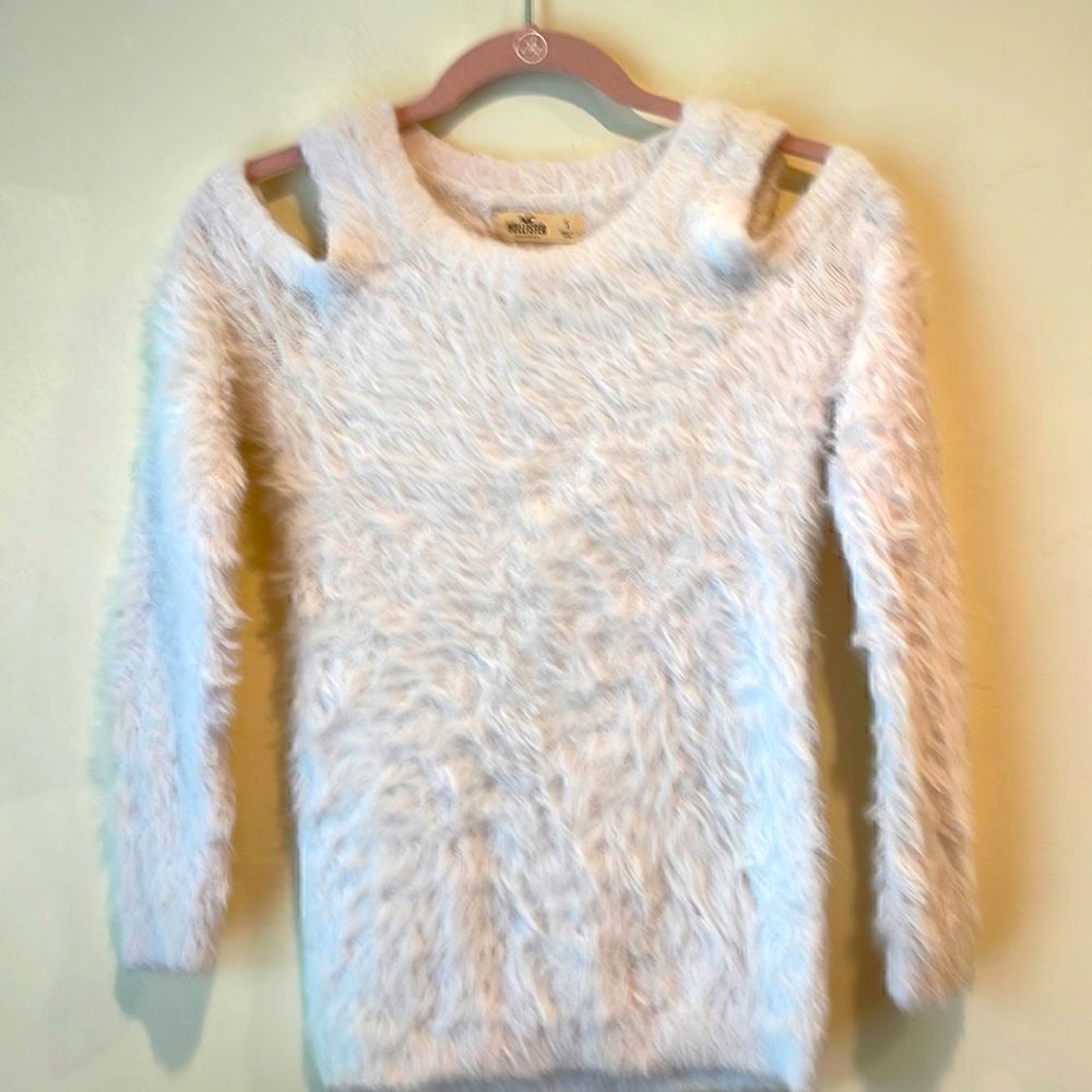 Hollister White Fuzzy Cold Shoulder Sweater Size Small